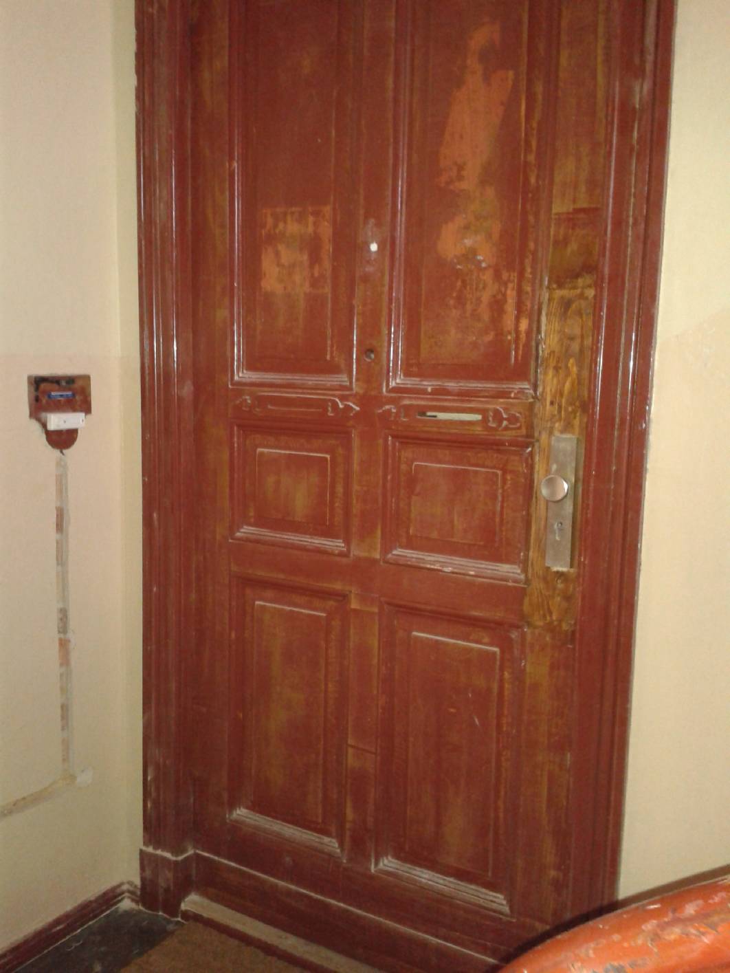 Berlin -er Altbautür im Treppenhaus von vor der Überarbeitung von Malermeister / staatl. gepr. Techniker